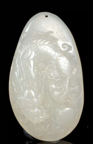 A HETIAN JADE CARVED DRAGON PATTERN PENDANT