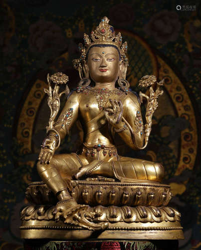 A GILT BRONZE CASTED TARA SHAPE STATUE WITH GEM