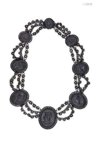 Collier en fonte de Berlin composé de 8 médaillons…