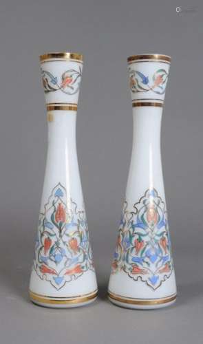 Paire de vases en opaline blanche à décor oriental…