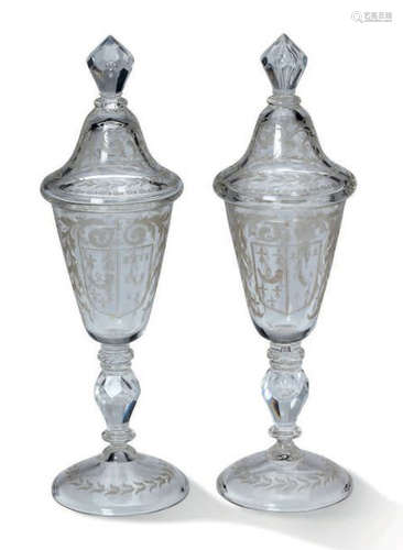 Paire de pokals couverts en verre gravé ornés d'un…