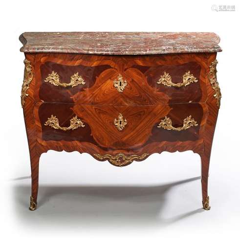 Commode galbée en bois de placage décor de cartouc…