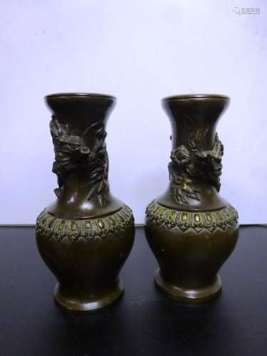 PAIR OF SMALL VASKS IN BRONZE PATIN AND GOLDEN Jap…