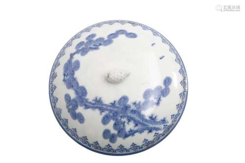 HIRADO PORCELAIN BOX Japan, Meiji Period Circular …