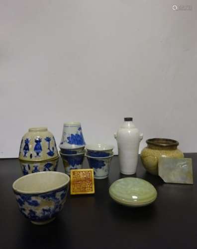 BATCH OF VARIOUS MINIATURE CERAMICS \r\n\t\t\t China \r\n…