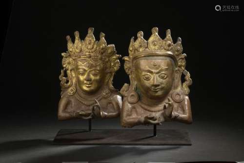 NÉPAL XVIIIe siècle Deux masques en cuivre repouss…