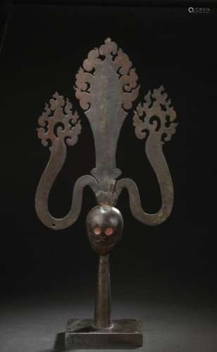 TIBET XIXe siècle Trisula en fer à décor de tête d…