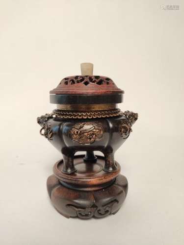 CHINA XVIIIth CENTURY BRONZE BURNER PARFUM TRIPODE…