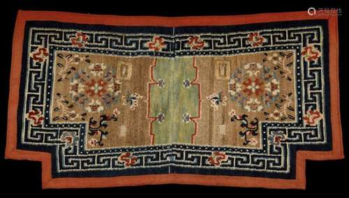 TAPIS DE SELLE, TIBET, début XXe siècle. Caractéri…