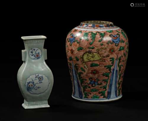 CHINE Période Transition, XVIIe siècle Pot de form…
