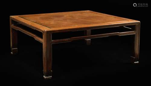 CHINE XIXe siècle Table basse en bois à plateau ca…