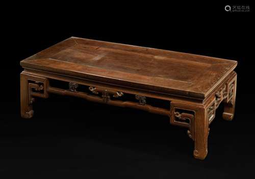 CHINE XIXe siècle Table basse en bois de hongmu et…