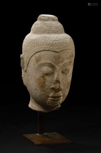 THAILANDE XVe siècle Tête de bouddha en grès gris,…