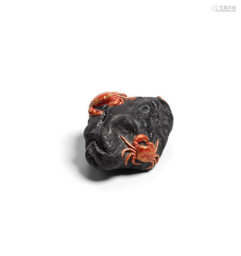 Boxwood and lacquer netsuke of crabs on a stone By Hariya Masayuki (b. 1954)