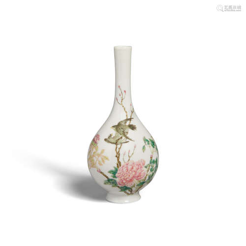 A small famille rose enameled porcelain vase Shende Tang mark, Daoguang period, 1821-1850