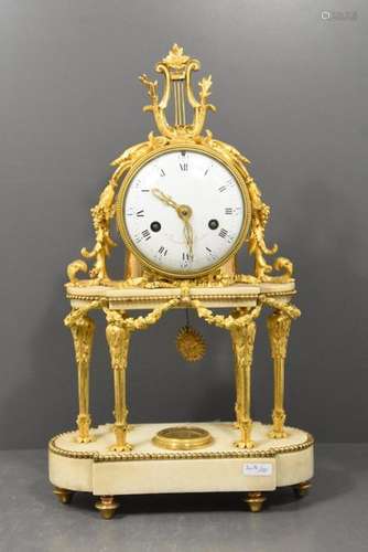 Pendule portique d'époque Louis XVI en marbre blan…