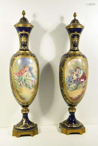 Paire de vases en porcelaine de Sèvres (un couverc…