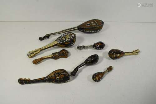 Lot de 8 mandolines en écaille et nacre (Long 32cm…