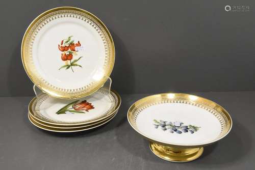 Plateau sur pied + 4 assiettes en porcelaine dorée…