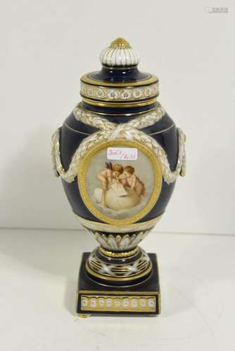 Vase en porcelaine de Berlin (Ht 25cm)