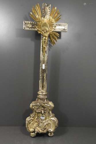 Crucifix sur pied en métal argenté (Ht.73cm)