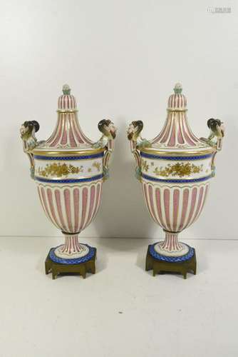 Paire de vases couverts en porcelaine polychromée …