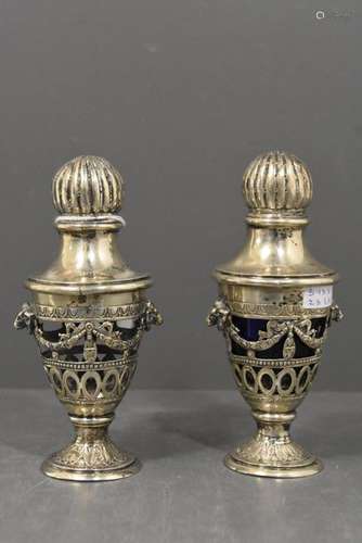 Paire de soupoudoirs en argent de style Louis XVI …