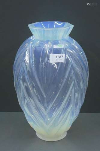 Vase en verre moulé opalescent signé SABINO (Ht 32…