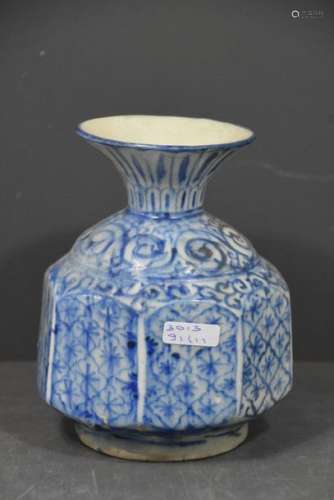 Vase en porcelaine orientale (Ht.15cm)