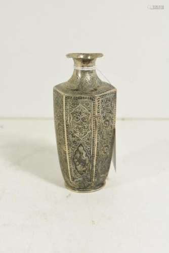 Petit vase iranien en argent, 100grs (HT.12cm)