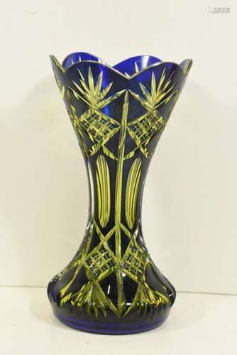 Vase Val St Lambert en cristal urane doublé bleu (…