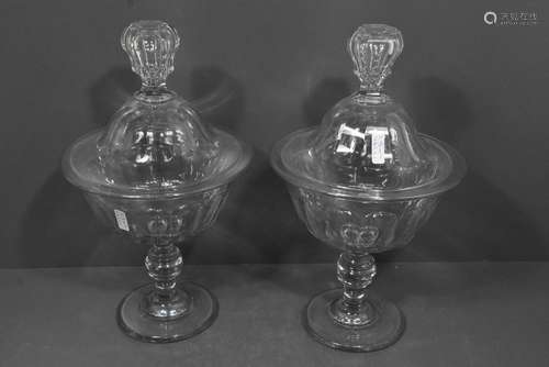 Paire de drageoirs couverts en cristal taillé (HT.…