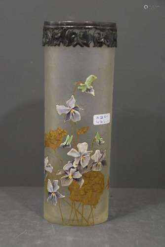 Vase en verre émaillé fleuri, bord en argent (Ht 2…