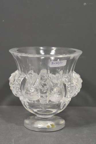 Vase en cristal moulé signé Lalique France (Ht.12c…