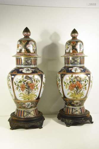 Paire de vases couverts en porcelaine de Bailleux …