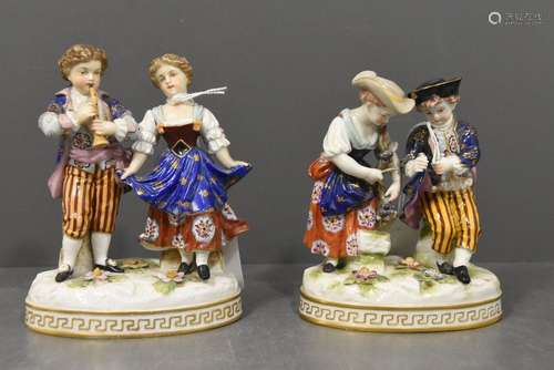 2 petits groupes en porcelaine 