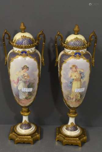 Paire de vases en porcelaine de Sèvres à décor de …