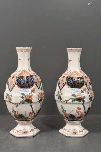 Paire de vases en faïence Delft à décor Imari de f…