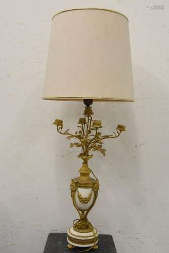 Pied de lampe en bronze doré et marbre blanc (Ht.T…