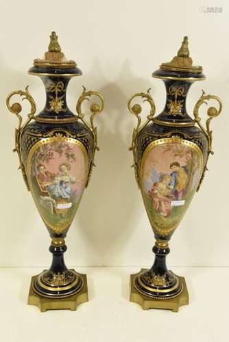 Paire de vases couverts en porcelaine de Sèvres à …