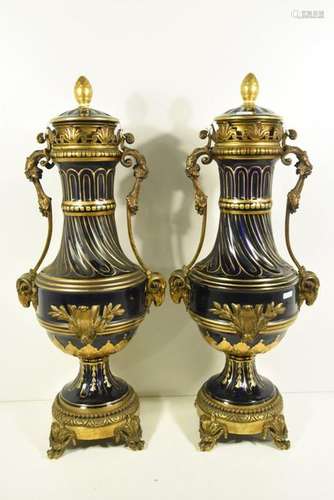 Paire de vases en porcelaine bleue et bronzes doré…