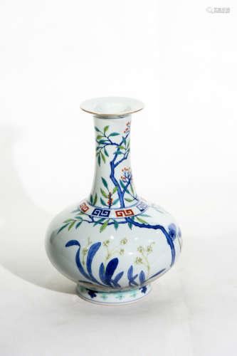 Chinese Qing Dynasty Qianlong Period Porcelain Bottle With Pattern Of Flower