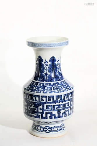 Chinese Qin Dynasty Qianlong Period  Blue And White Porcelain Bottle