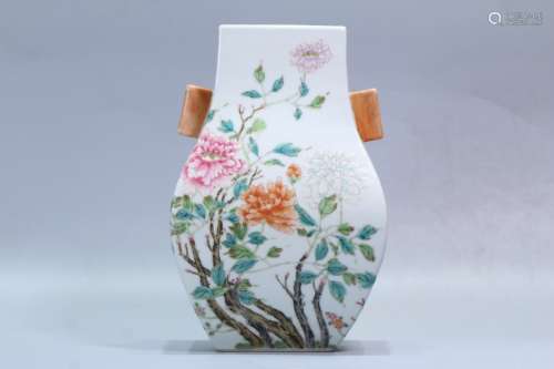 A Floral Pattern Famille Rose Vase