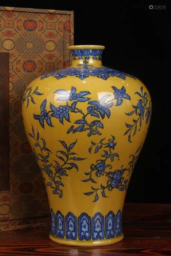 A Blue and White Floral Vase with Qing-Qianlong Mark