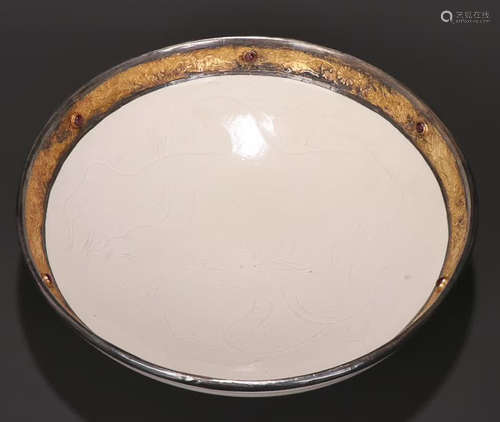 A DING YAO WHITE GLAZE PLATE EMBEDDED WITH GILT SILVER