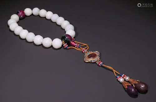 A HETIAN JADE STRING BRACELET WITH 18 BEADS