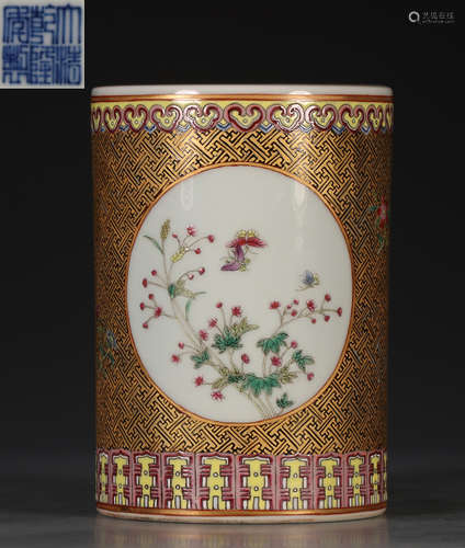 A FAMILLE ROSE GLAZE BRUSH POT PAINTED WITH FLOWER