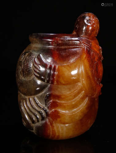 AN ANTIQUE JADE BRUSH WASHER CARVED WITH FIGURE