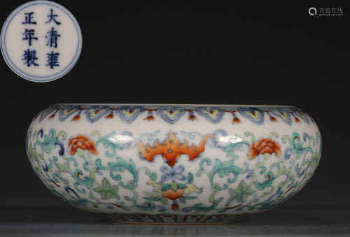 A DOUCAI GLAZE BRUSH WASHER WITH FLOWER PATTERN